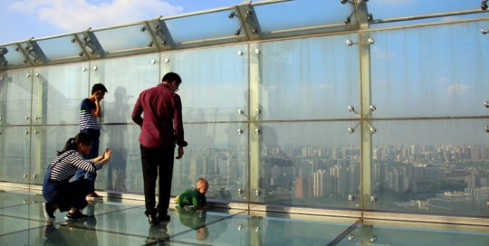 Baby auf TV-Turm China Bild