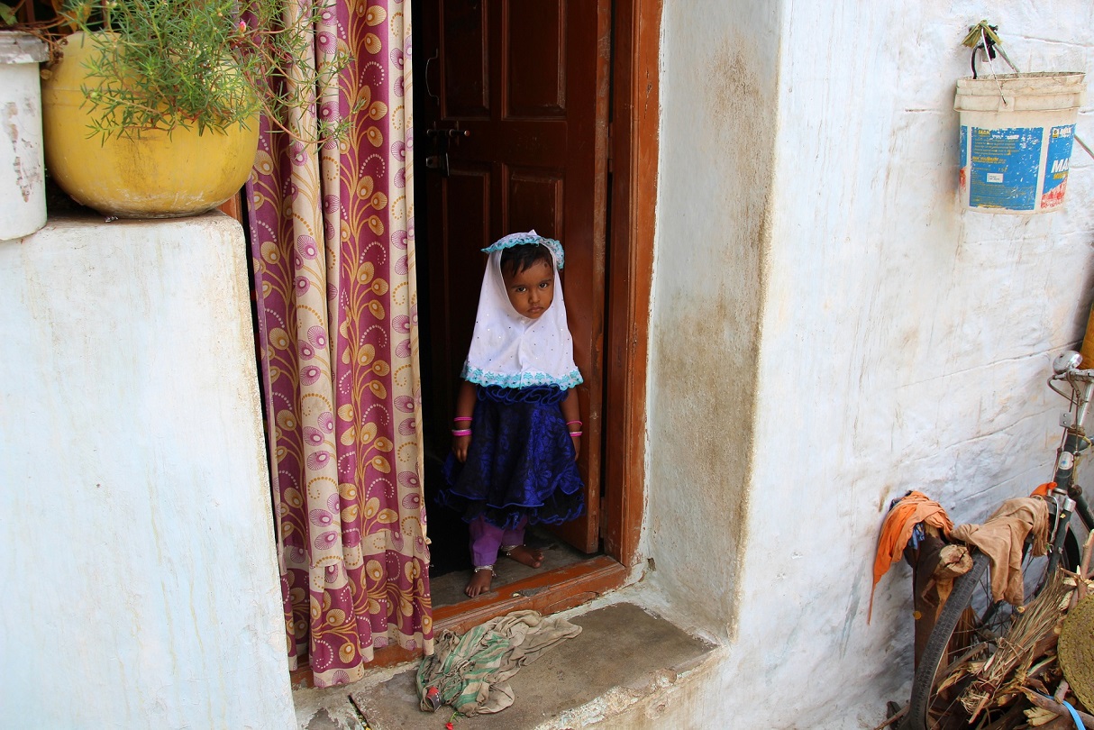 Kind in Tür Indien Bild