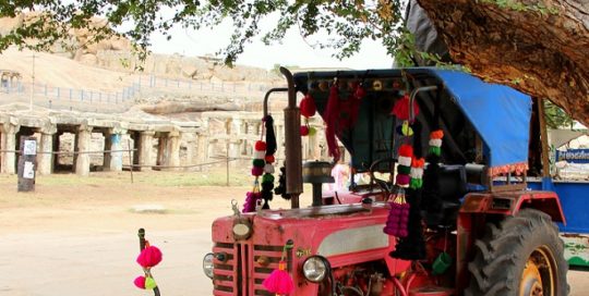 Roter Traktor Indien Bild