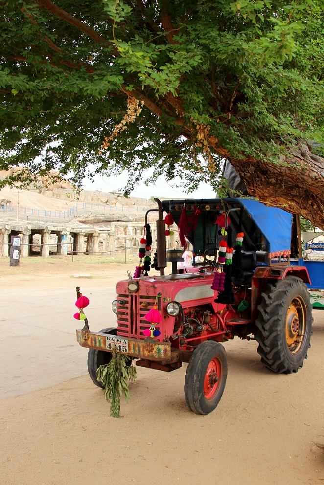 Roter Traktor Indien Bild