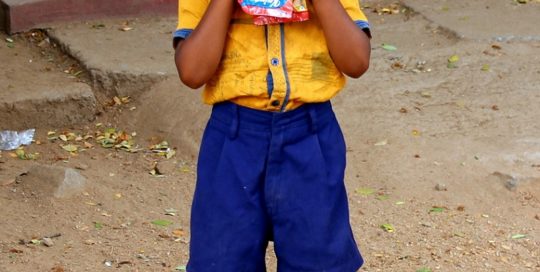 Kind mit blauer Hose Indien Bild