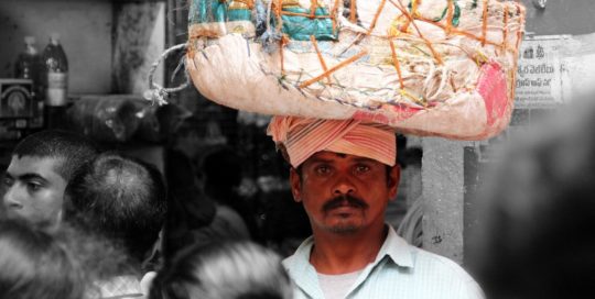 Mann trägt Korb Indien Bild